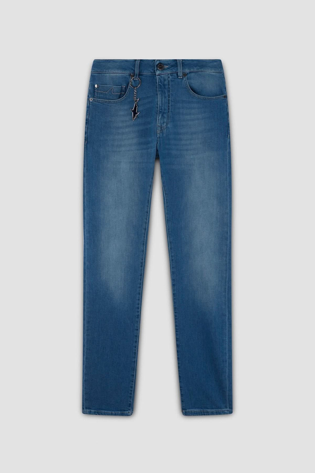 Jean premium coupe droite, légèrement délavé, avec pendentif requin, offrant confort et style polyvalent.