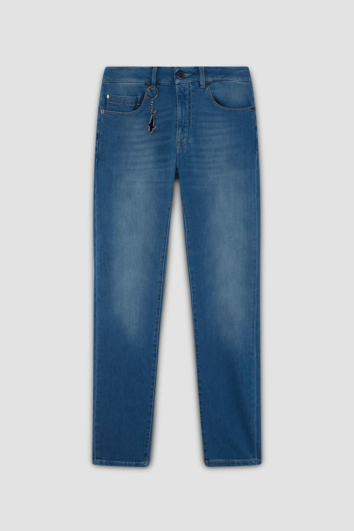 Jean premium coupe droite, légèrement délavé, avec pendentif requin, offrant confort et style polyvalent.