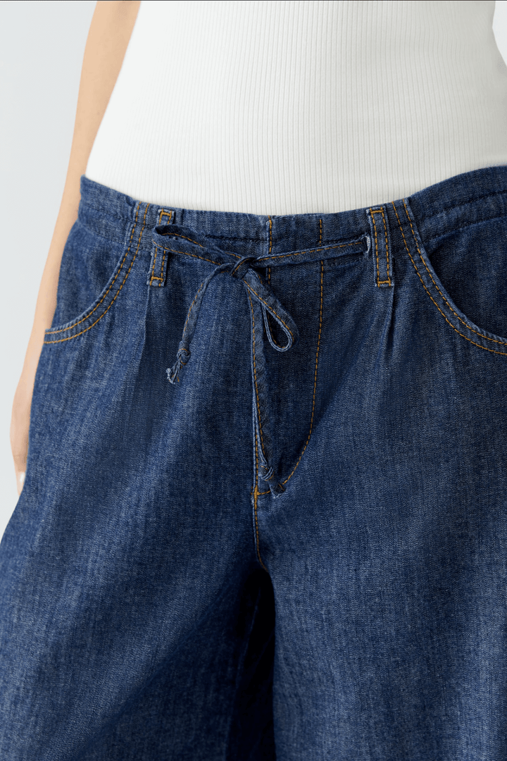 Jean ultra léger à taille mi-haute avec ceinture à cordon, coupe décontractée et moderne.