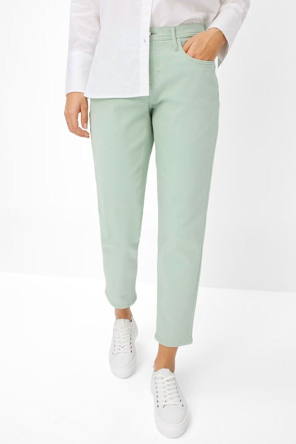 Jeans 7/8 Miley en vert menthe, style élégant et décontracté, avec une coupe fuselée et confortable.