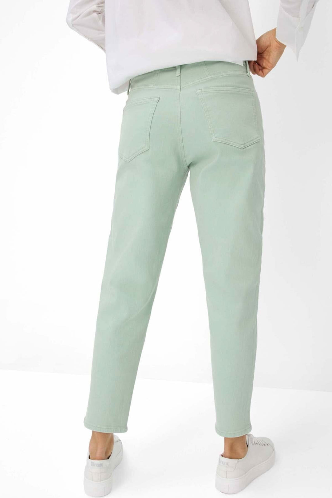 Jeans 7/8 Miley en vert clair, vue arrière, style décontracté et fuselé, assortiment parfait avec une chemise.
