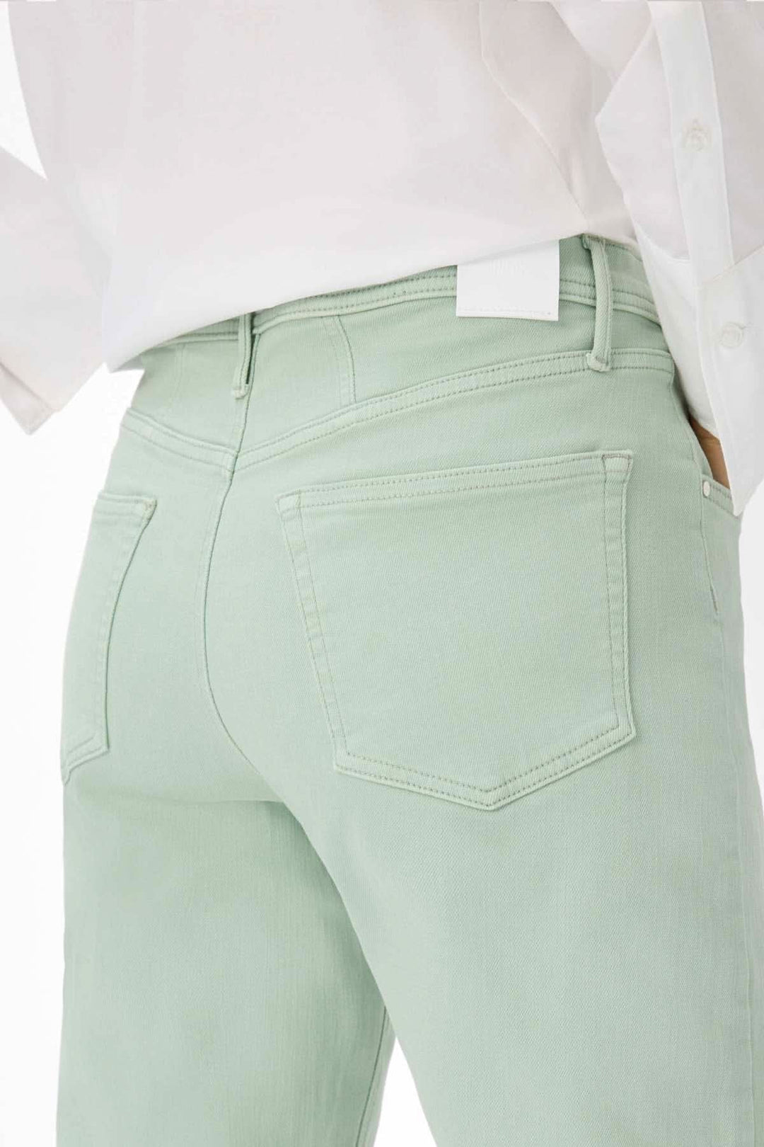 Détails du jeans 7/8 Miley en vert pastel, illustrant la coupe décontractée et le style élégant.