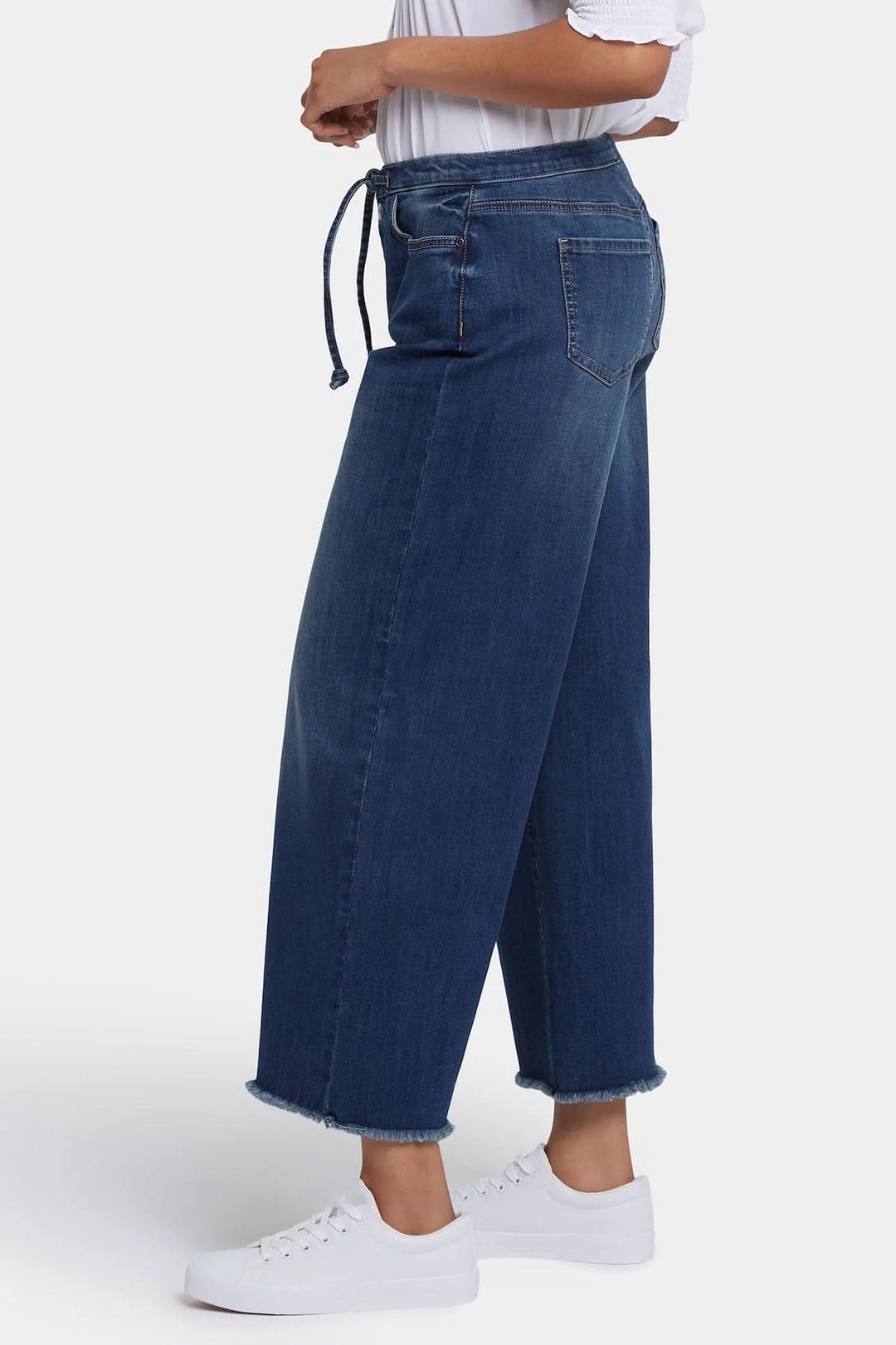 Jeans Cindi à jambe large avec taille haute et cordon ajustable pour un look moderne et décontracté.