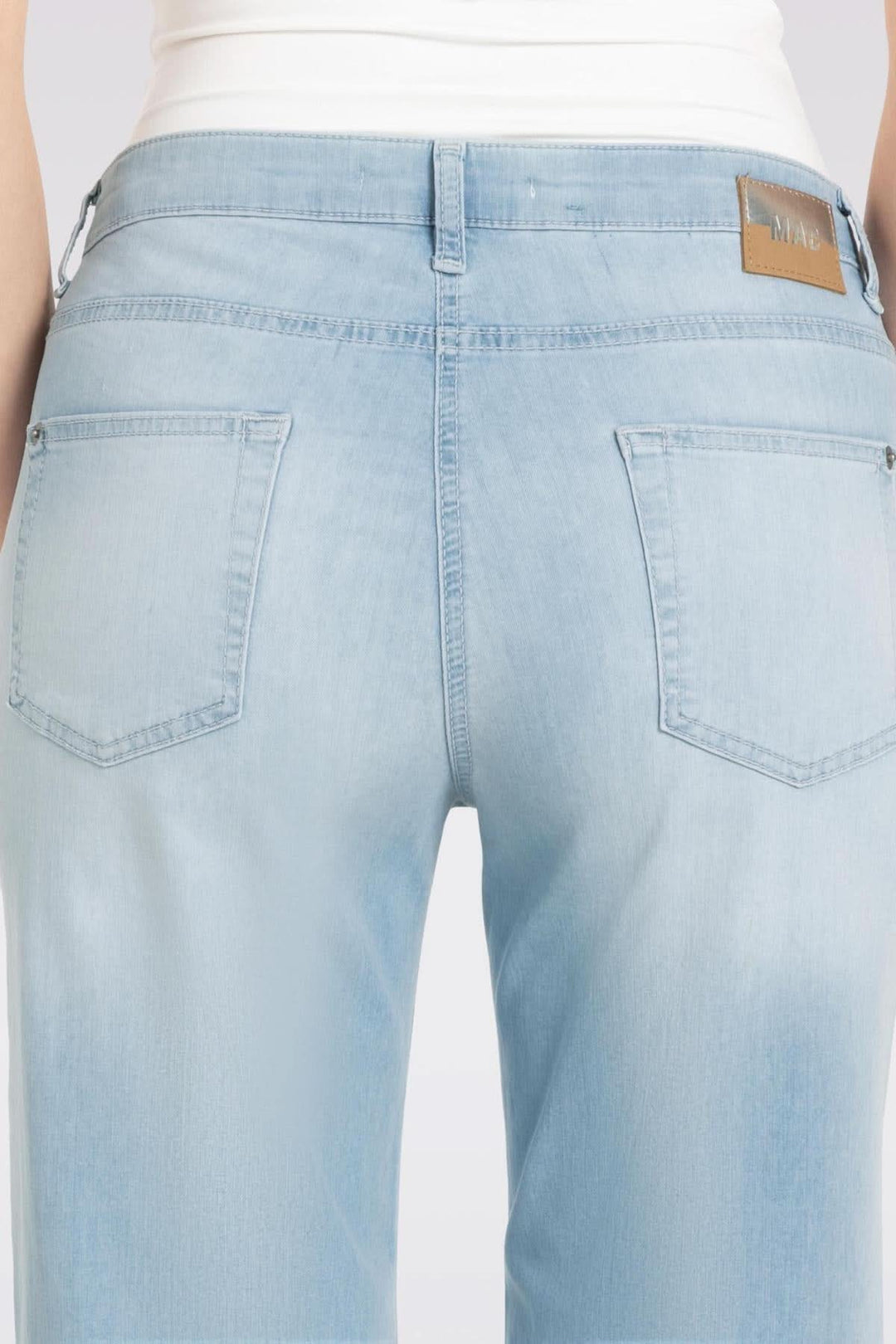 Vue arrière des jeans culotte en denim léger, avec poches et taille mi-haute, pour une silhouette moderne.