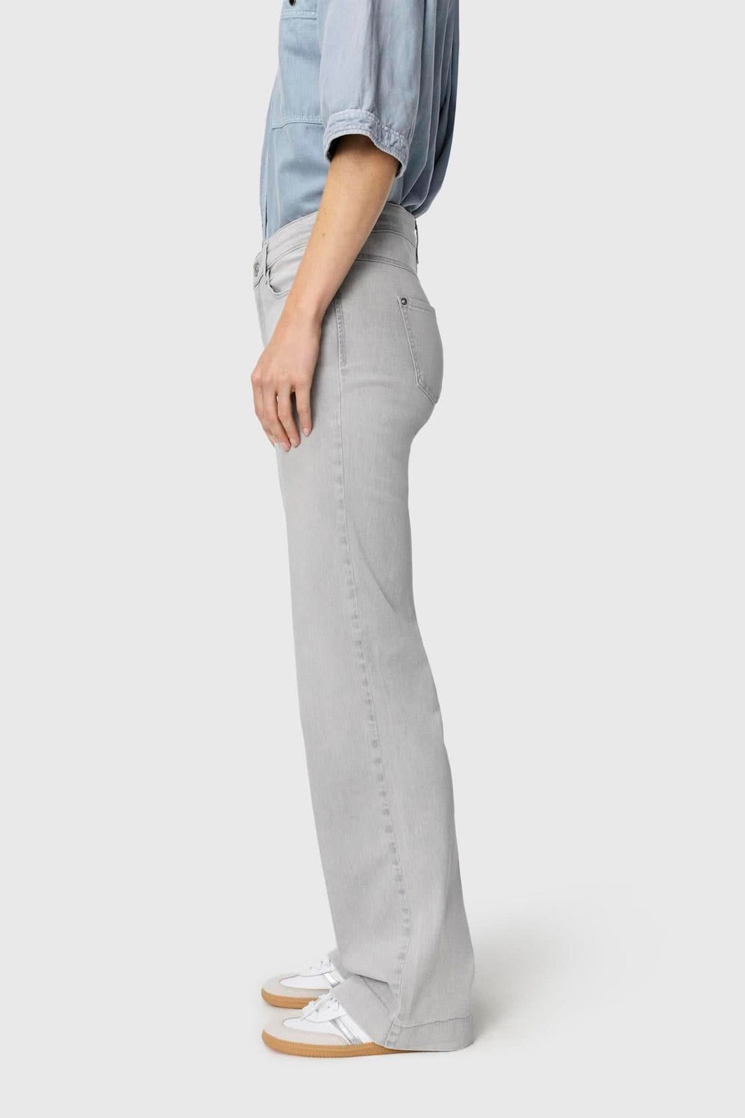 Jeans Dream Wide - Pantalon à jambe large, coupe flatteuse et confortable, taille mi-haute et tissu extensible, couleur grise.