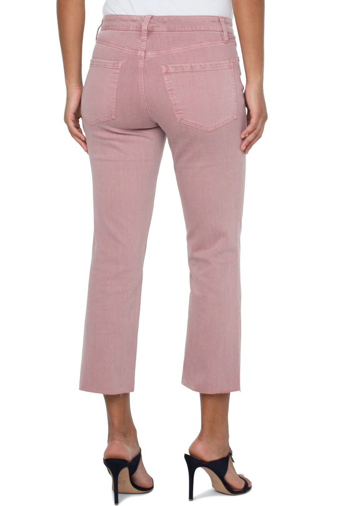 Jeans Kennedy taille haute rose, silhouette droite et chic, vue arrière avec chaussures à talons.