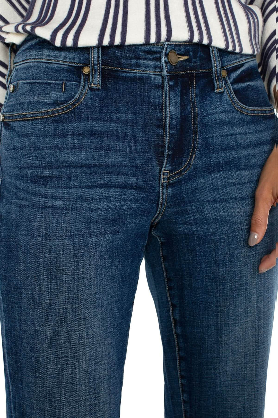 Pantalon en denim Marley girlfriend, taille moyenne, avec détails de 5 poches et coupe élégante.