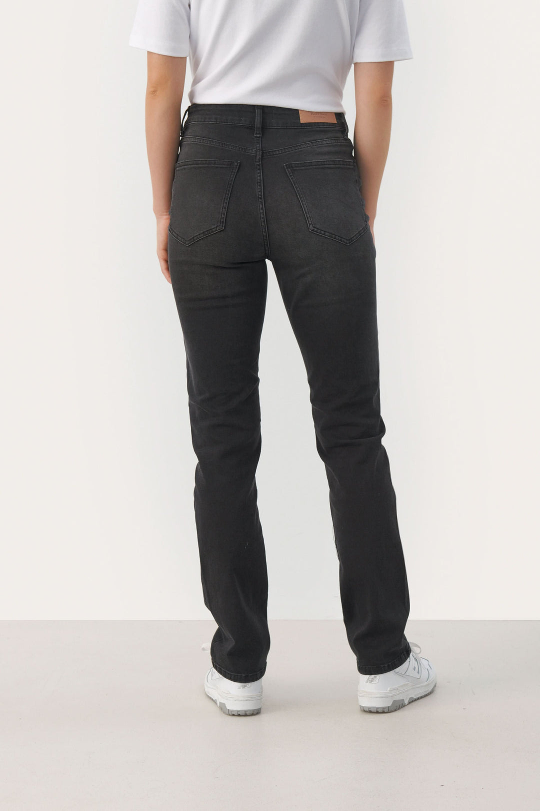 Jeans Ranas à coupe ajustée, design épuré, modèle 5 poches, vue arrière, style moderne.