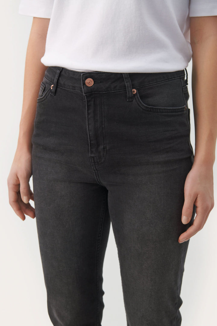 Jeans Ranas ajustés de couleur noire avec une coupe flatteuse et un design élégant.