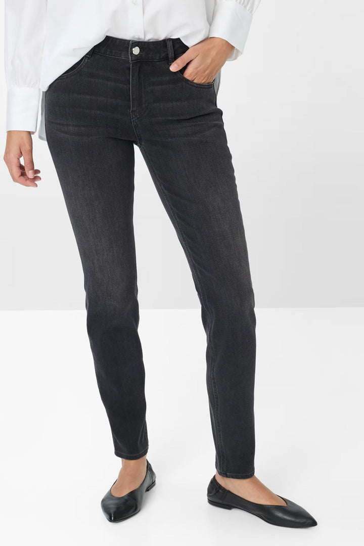 Jeans Shakira coupe ajustée à taille mi-haute, noir, avec blouse blanche, idéal pour style polyvalent et confort optimal.