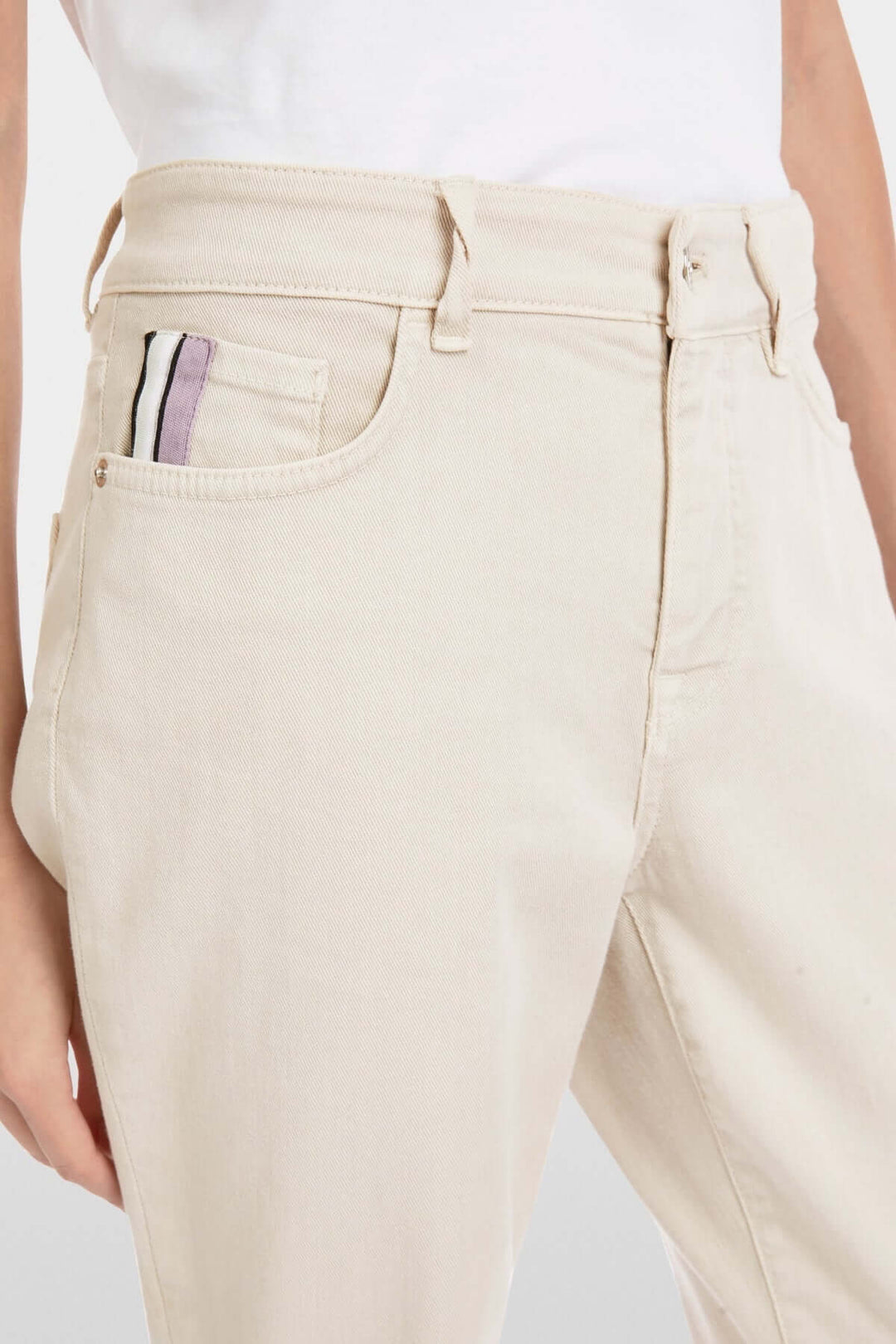 Jean Silea beige avec taille mi-haute et coupe fuselée, idéal pour un look casual-chic.