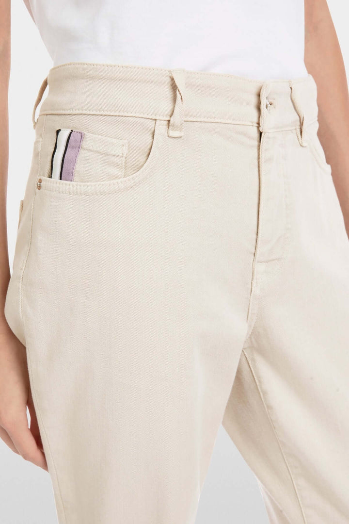 Jean Silea beige avec taille mi-haute et coupe fuselée, idéal pour un look casual-chic.