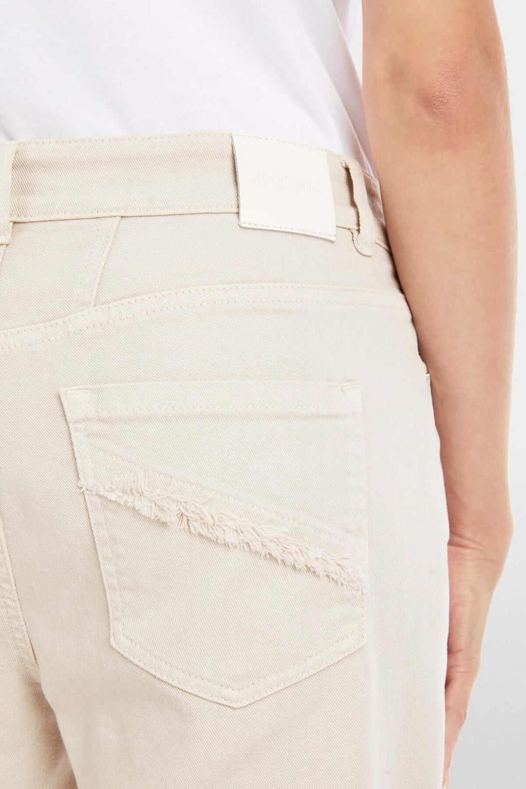 Jean Silea en beige avec détails de poche frangée et taille mi-haute pour un look décontracté-chic.