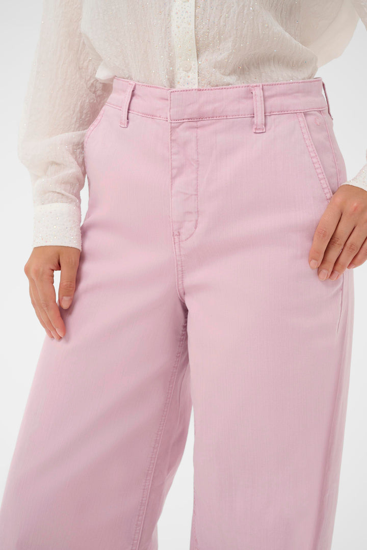 Jeans Visti rose à jambe large avec taille régulière et fermeture à bouton, parfait pour un look élégant et décontracté.