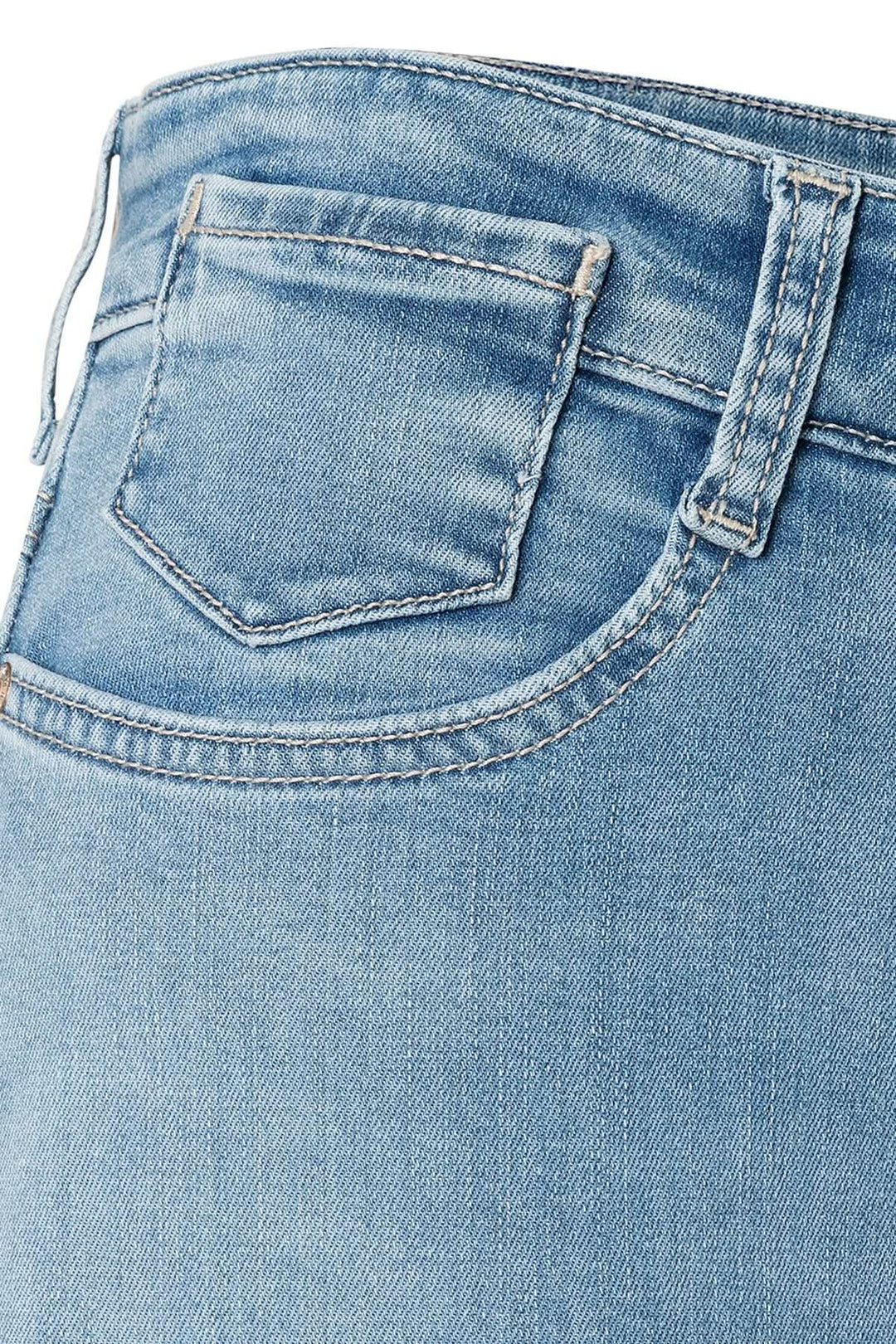 Jeans avec ourlet retroussé LAURA, vue de la poche arrière et taille, coupe large et moderne, idéal pour un look décontracté.