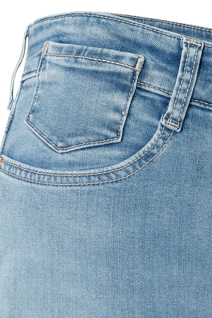Jeans avec ourlet retroussé LAURA, vue de la poche arrière et taille, coupe large et moderne, idéal pour un look décontracté.
