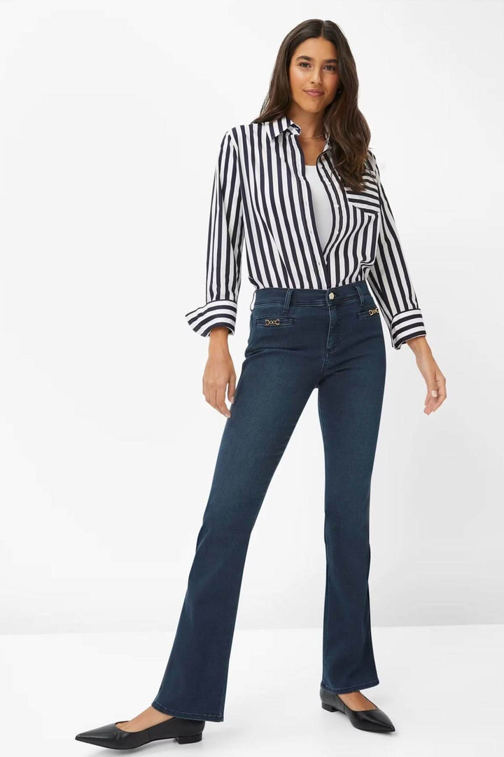 Jeans bootcut SHAKIRA élégants et durables, modelés pour souligner les jambes et les fesses, associés à une chemise à rayures.
