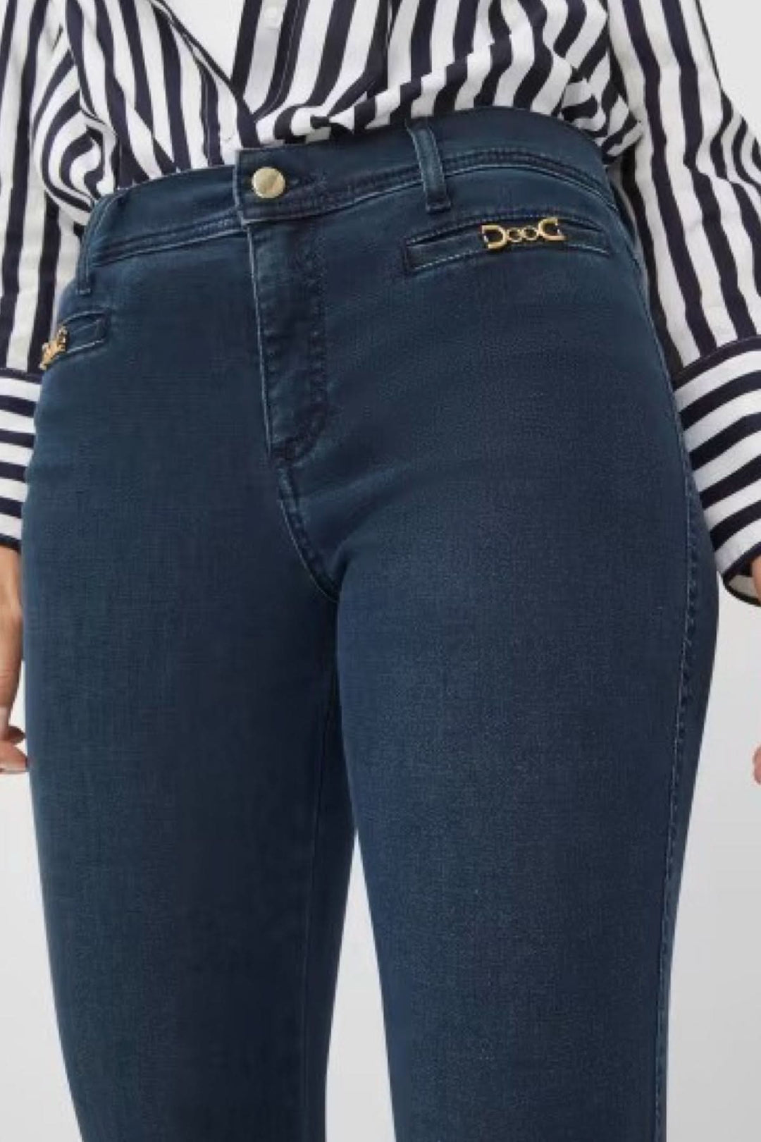 Jeans SHAKIRA slim bootcut avec poches dorées, taille régulière, look élégant et durable.
