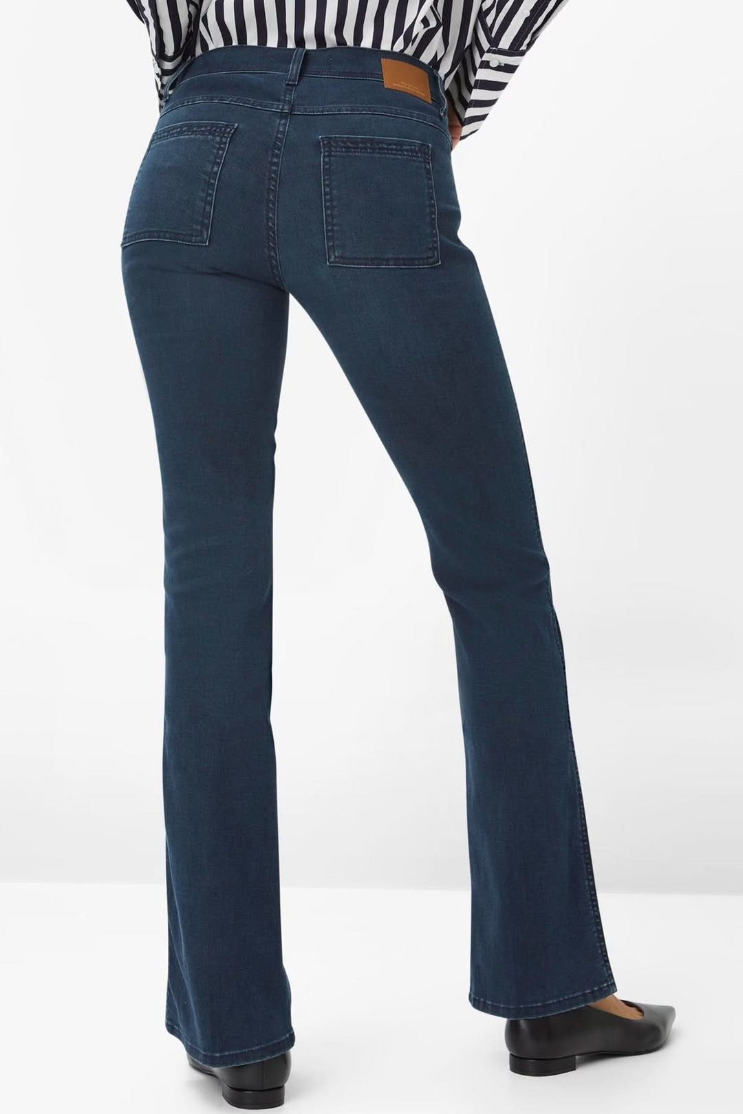 Jeans bootcut SHAKIRA en denim, mettant en valeur la coupe évasée et le design unique des poches.