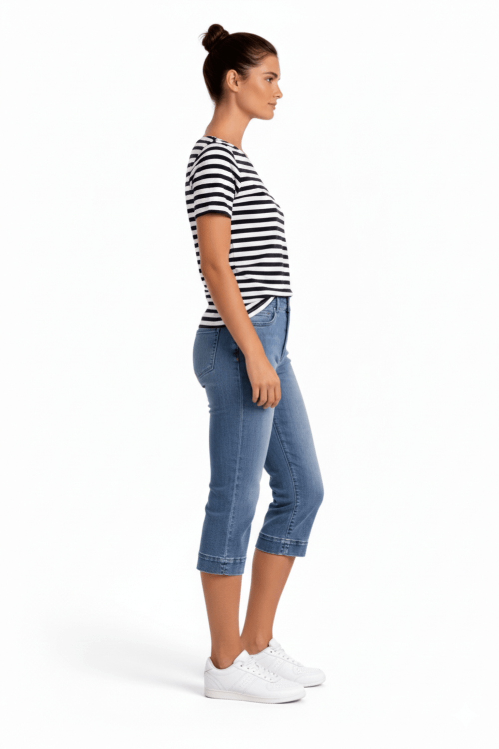 Jeans capri ajusté moderne pour l'été, coupe flatteuse, idéal pour style décontracté, présenté par modèle de côté.