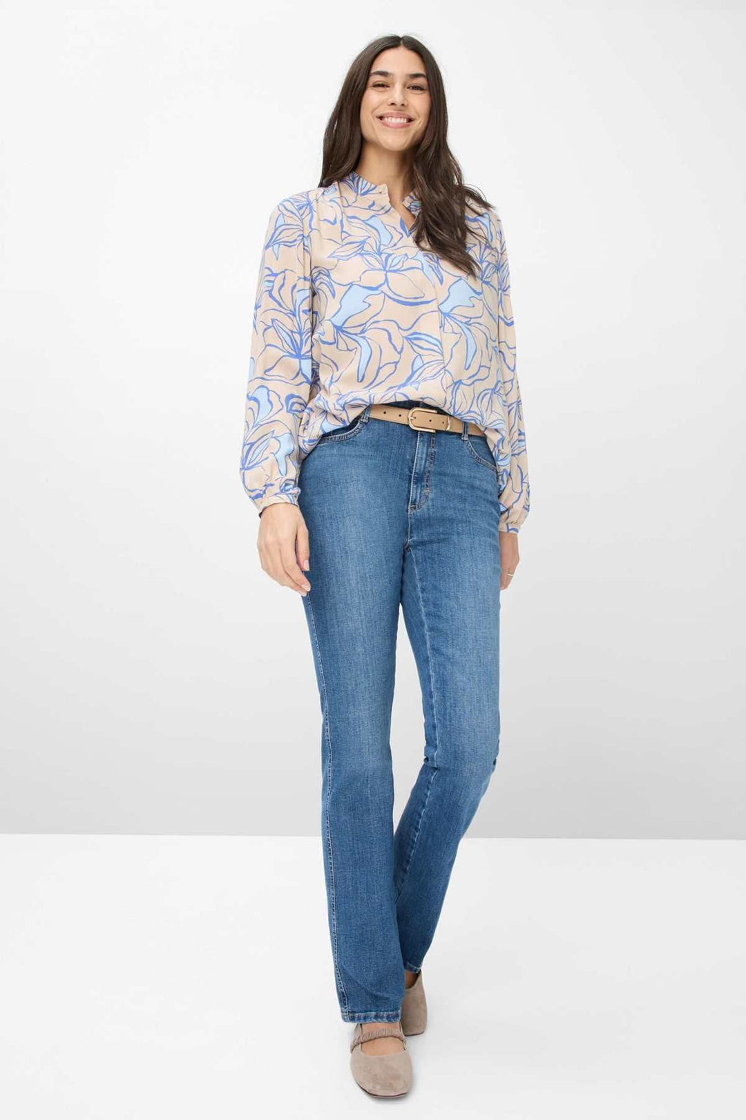 Femme portant les jeans classique MARY avec un haut à motifs, style tendance et coupe bootcut.