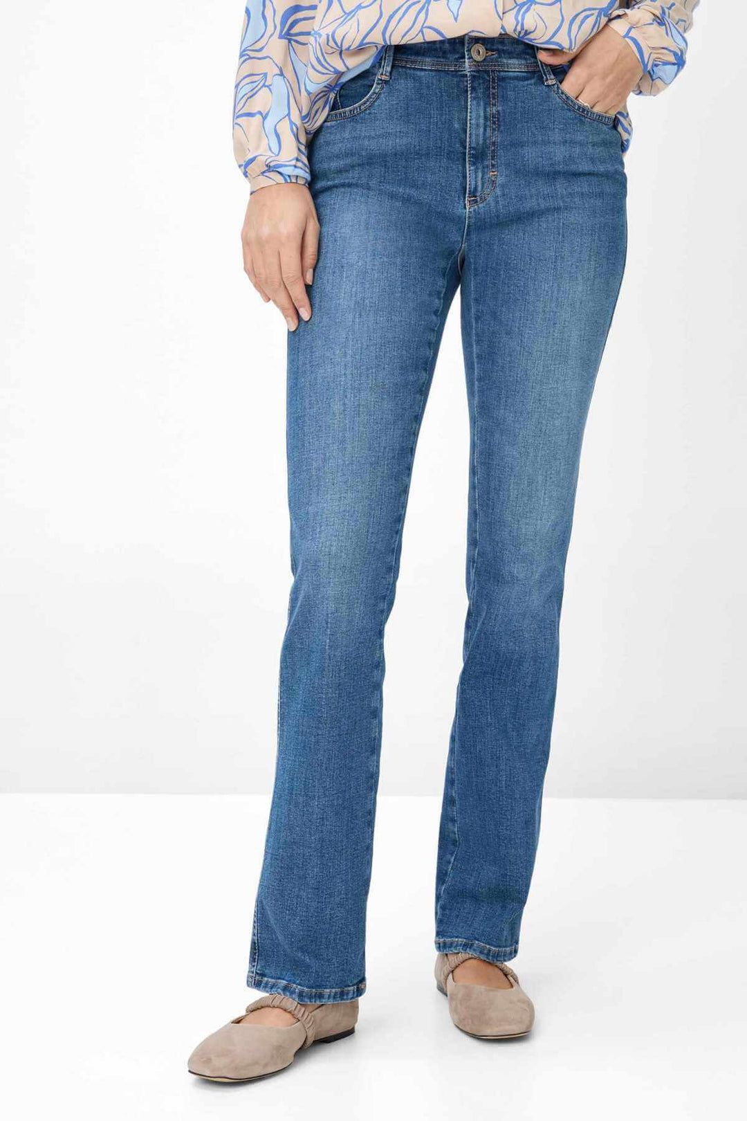 Jeans classique MARY coupe bootcut avec un look tendance, en tissu Vintage Stretch, taille classique, cinq poches.