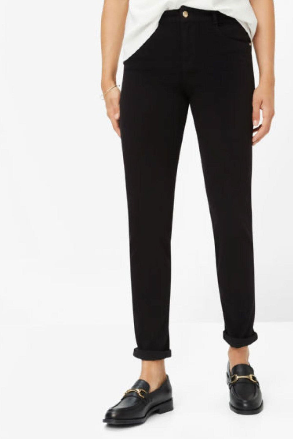 Jeans skinny noirs classiques Shakira avec une coupe slim, parfaits pour un look moderne et élégant.