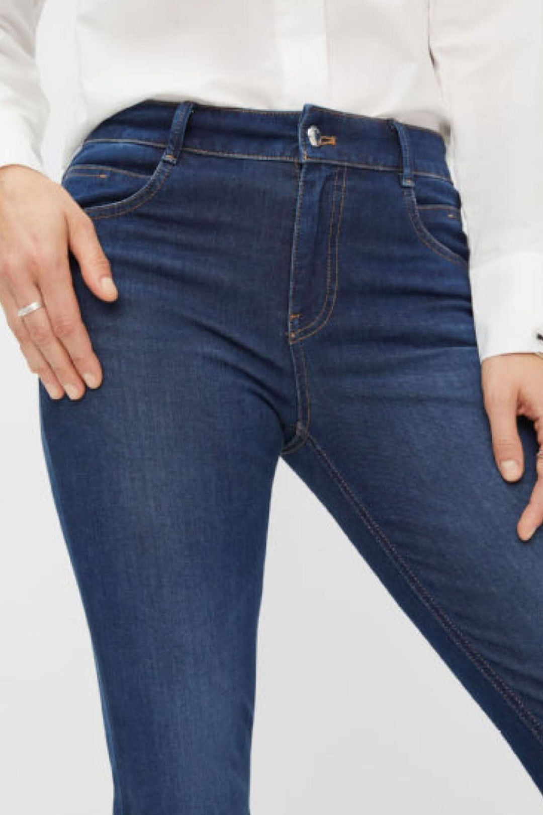 Jeans skinny classique Shakira avec coupe slim et poches décoratives, offrant confort et style.