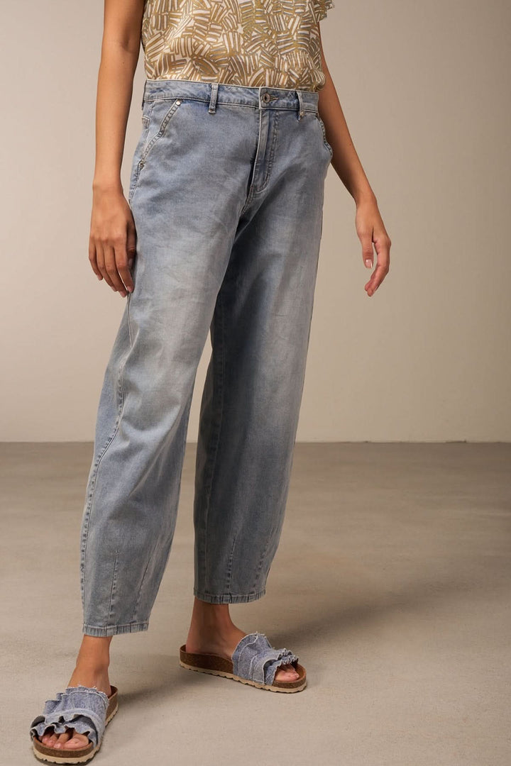 Jeans ample délavés et tendance, parfaits pour un look casual avec une blouse ou un t-shirt.