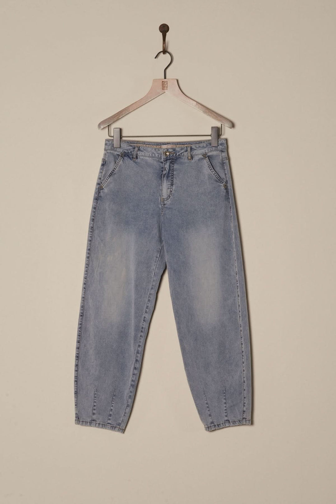 Jean ample délavé léger sur cintre, style vintage avec jambe ballon, parfait pour une allure décontractée.