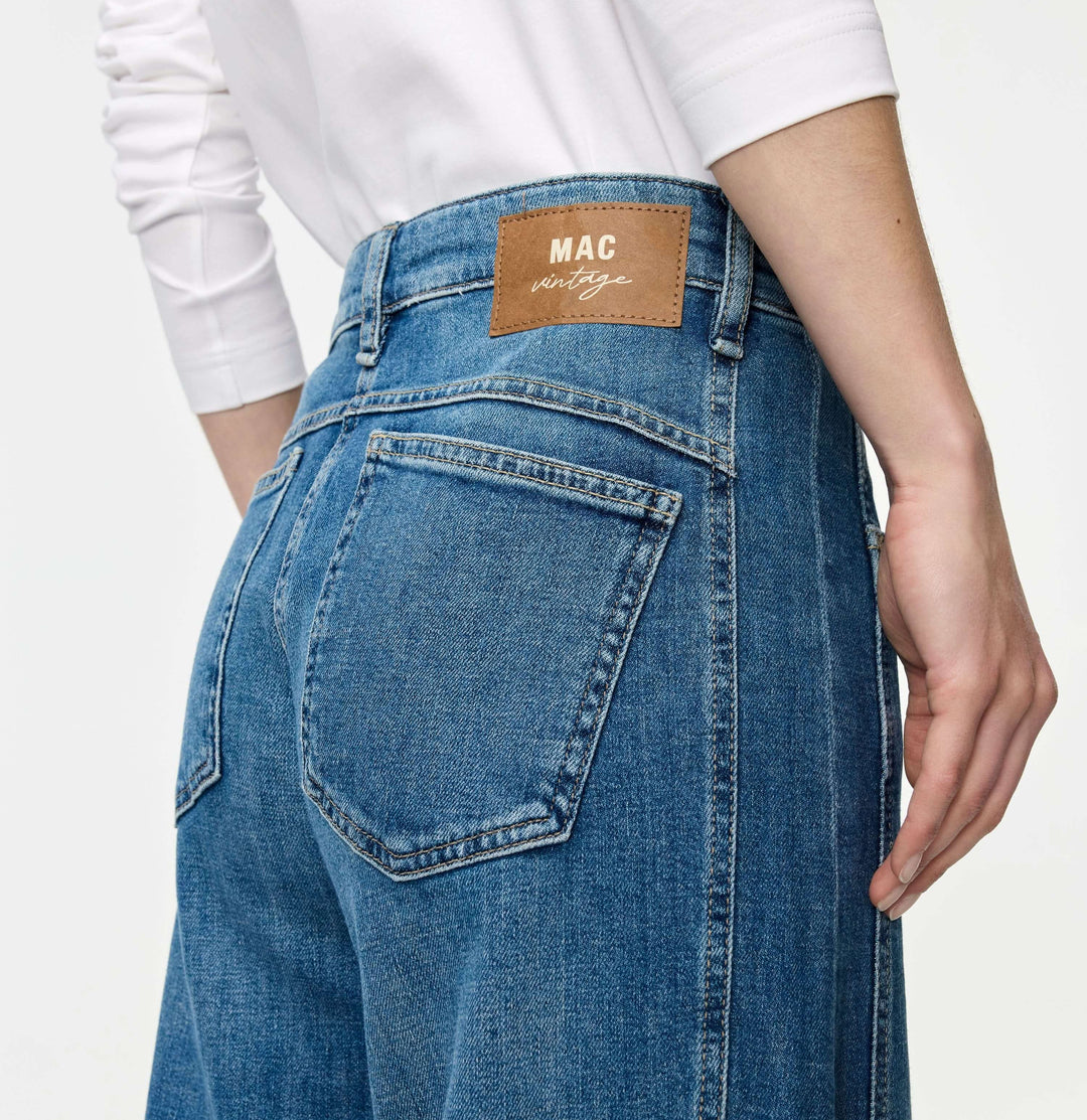 Jeans décontracté OHIO avec surpiqûres modernes et coupe droite pour un style décontracté, montré de dos avec étiquette de marque visible.