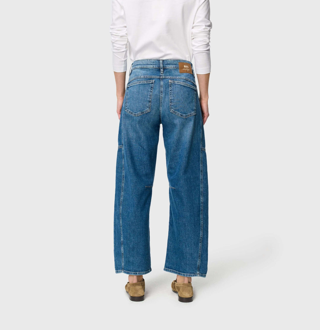Arrière du Jeans décontracté OHIO, coupe droite et taille régulière, surpiqûres modernes, confortable pour un style quotidien.