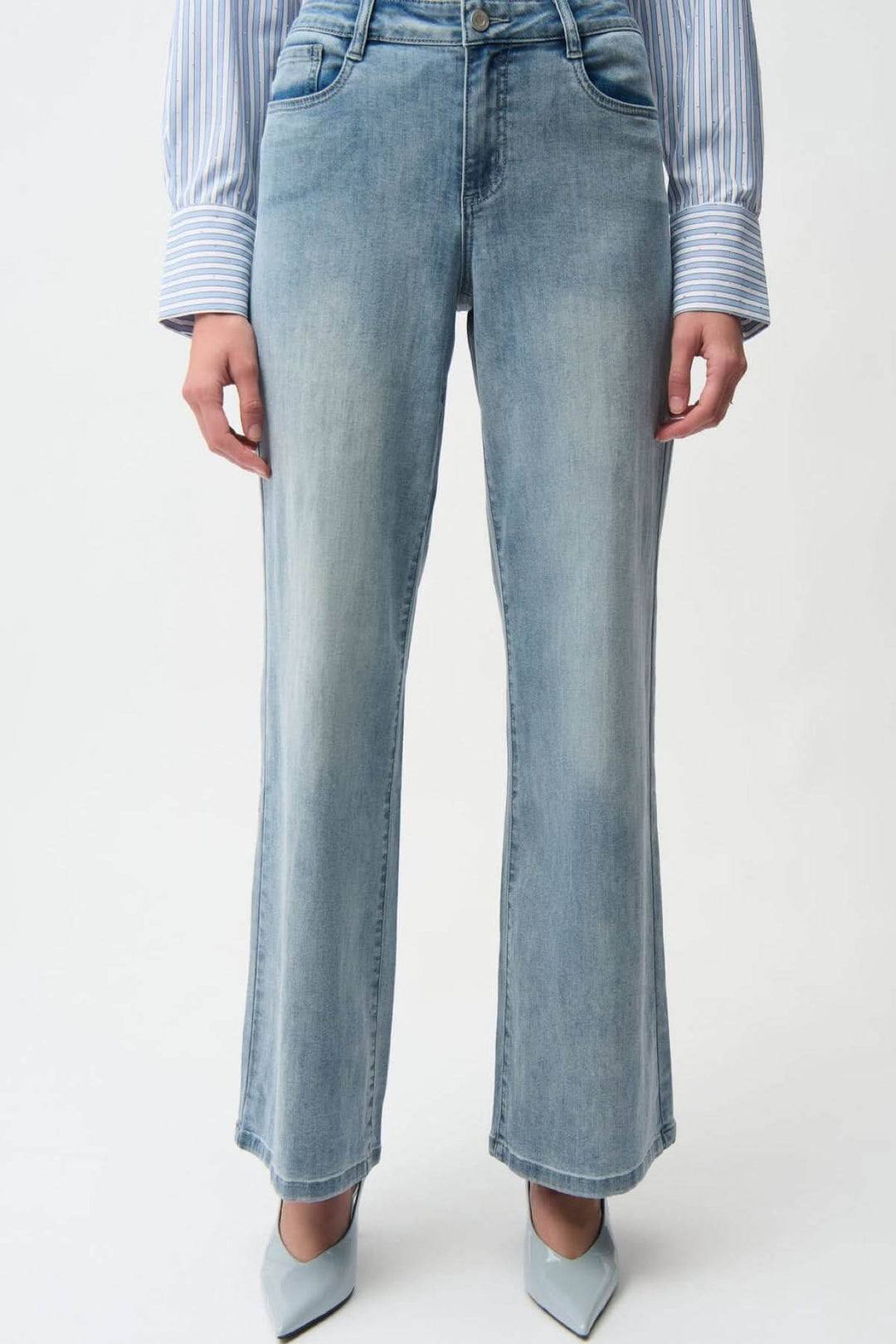 Jeans à jambe large taille haute en denim bleu, moderne et fluide, parfait pour un style décontracté et soigné, femme portant chemise rayée.