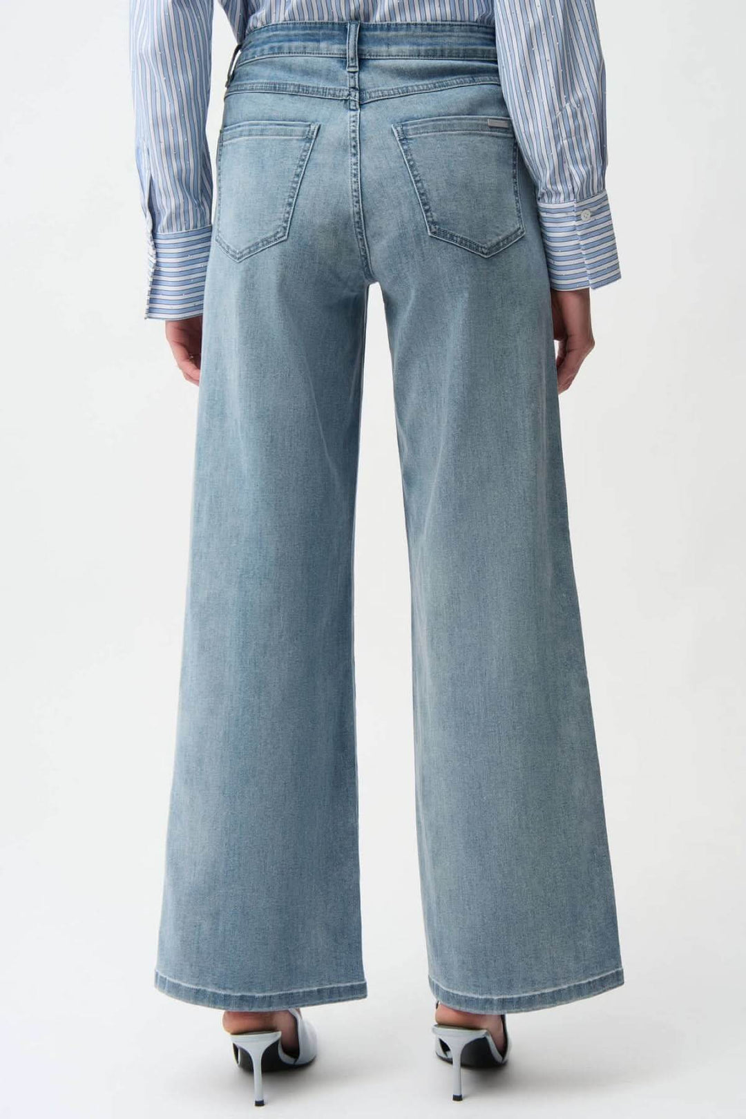 Vue arrière du Jeans à jambe large taille haute en denim bleu, offrant une silhouette moderne et fluide.
