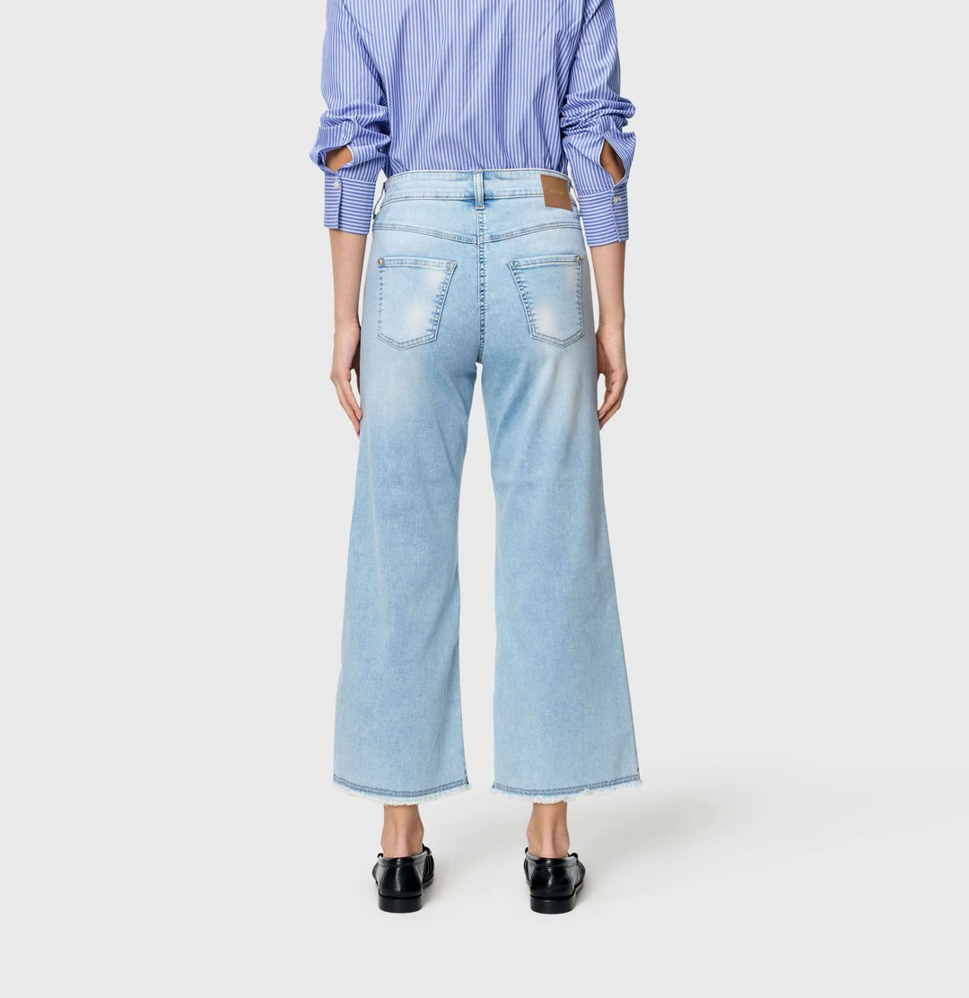 Jeans léger Dream wide cropped, coupe large et taille haute, illustrant confort et style polyvalent pour toutes les saisons.
