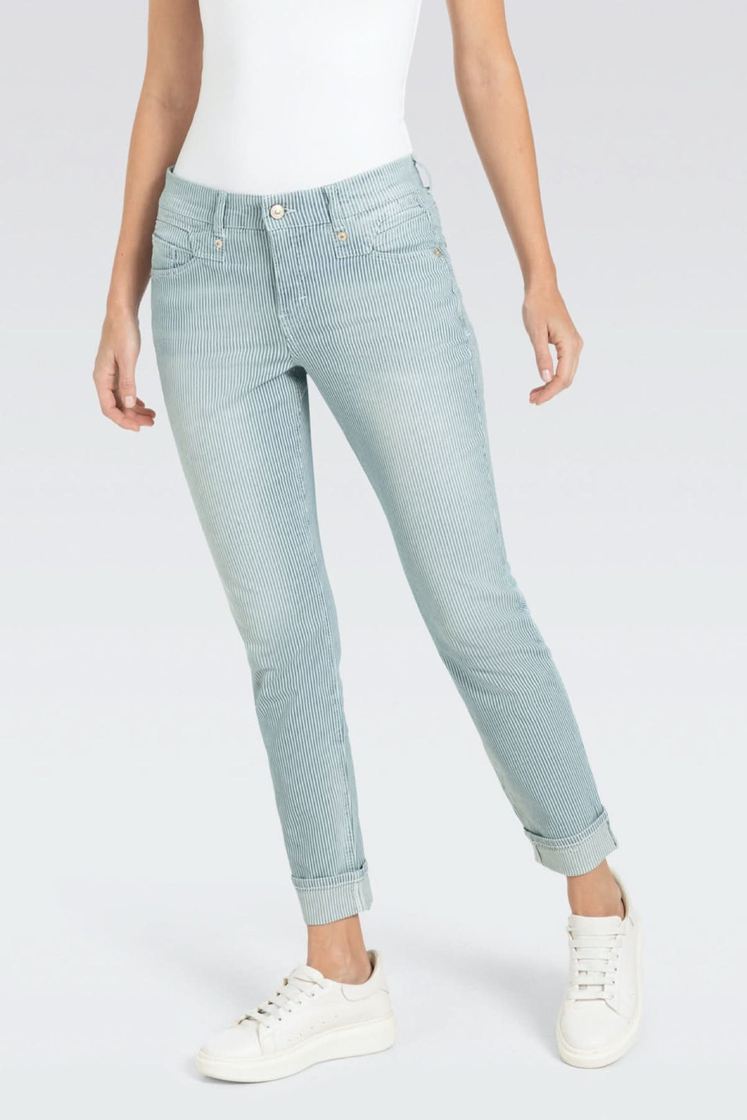 Jeans rayés Rich Slim, délavage léger, coupe ajustée, 5 poches, confortables et tendance portés avec des sneakers.