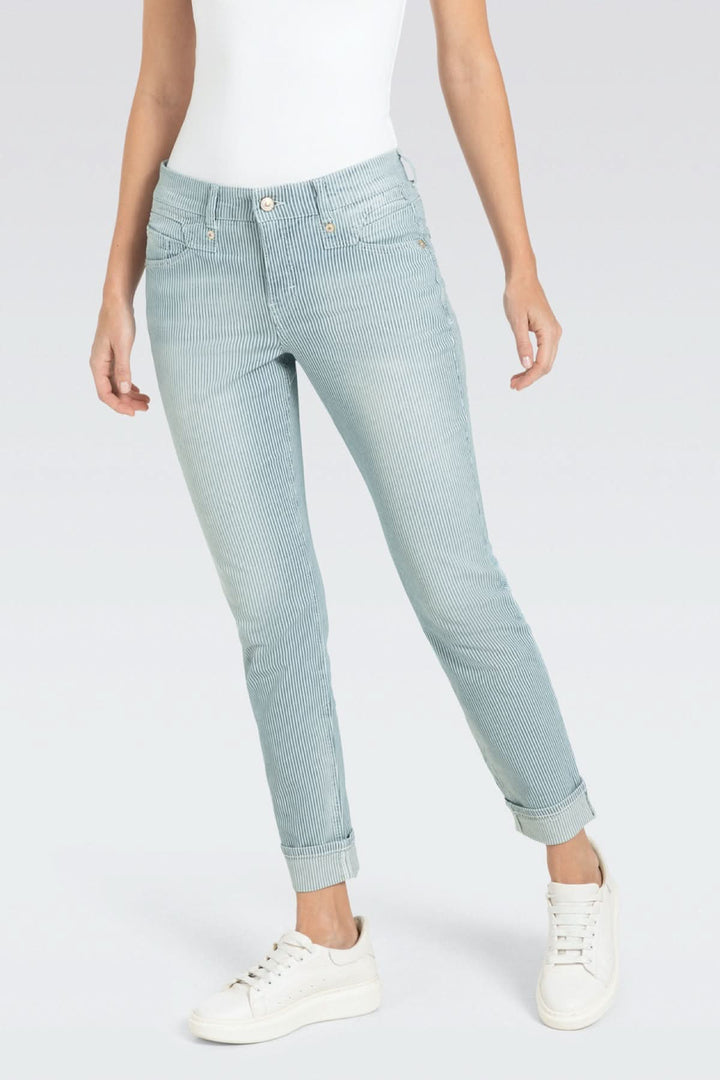 Jeans rayés Rich Slim, délavage léger, coupe ajustée, 5 poches, confortables et tendance portés avec des sneakers.