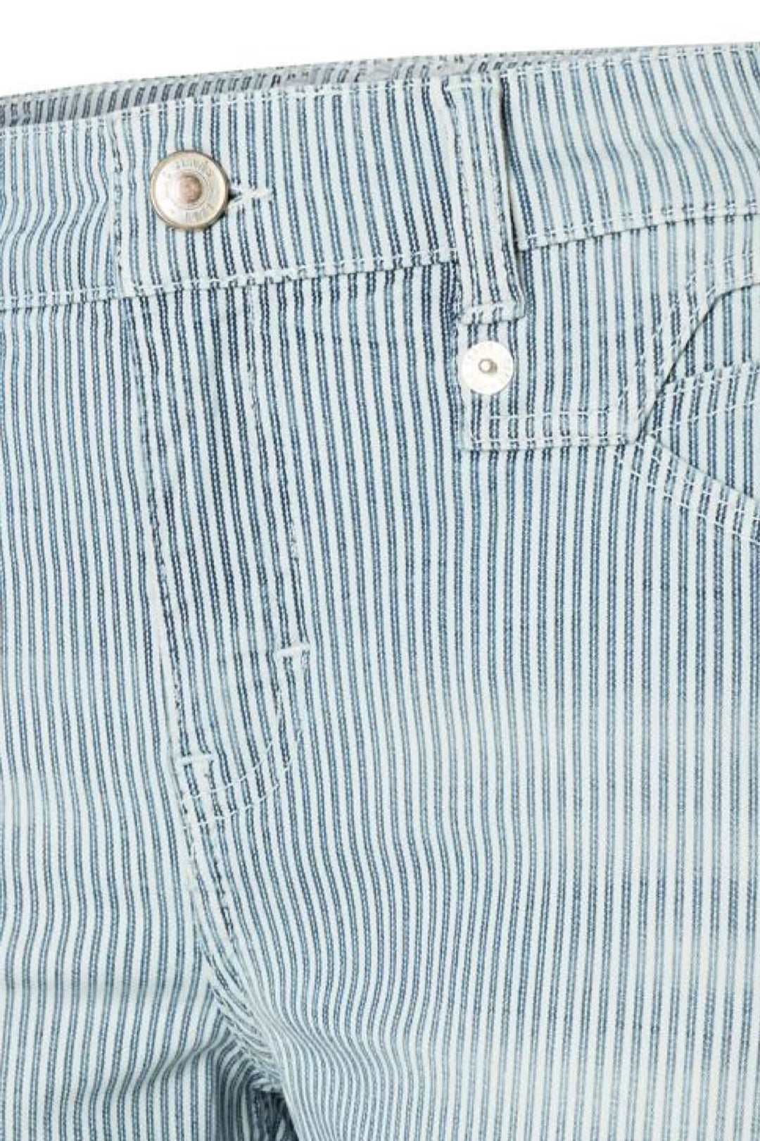 Détail des jeans rayés Rich Slim avec boutons et poches, en denim léger et extensible.
