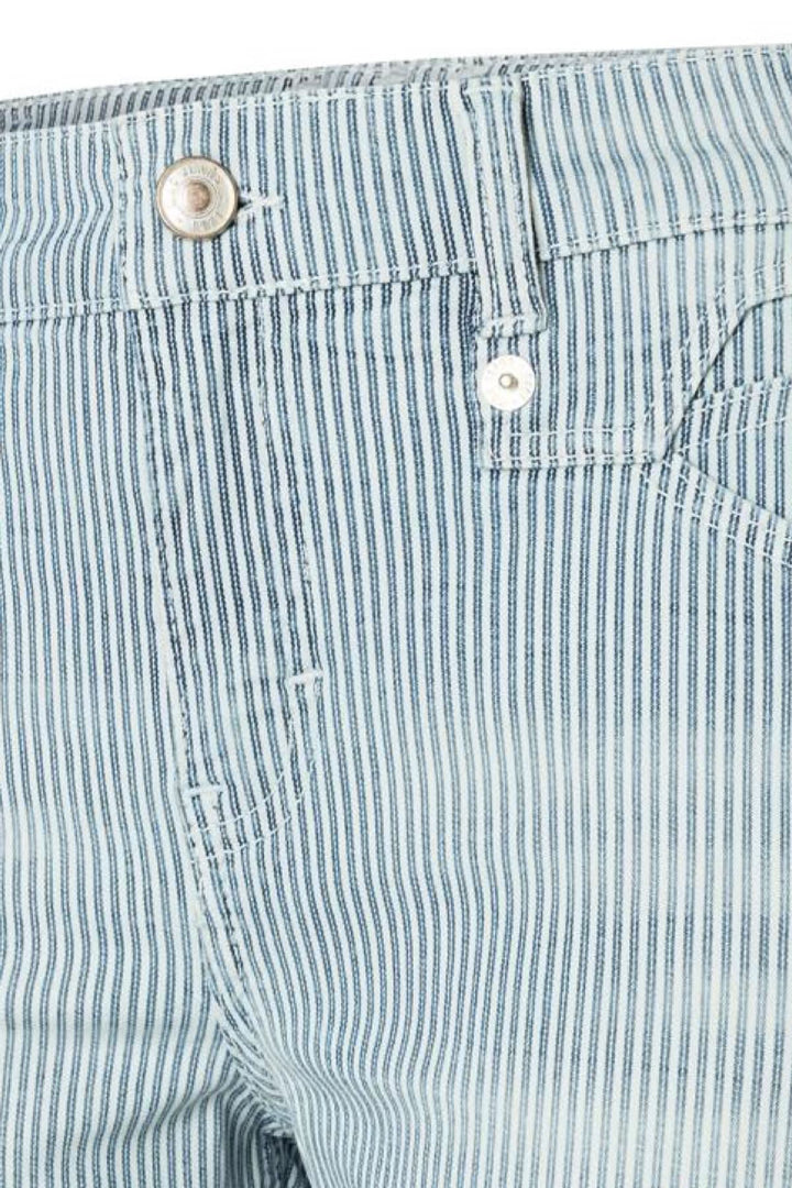 Détail des jeans rayés Rich Slim avec boutons et poches, en denim léger et extensible.