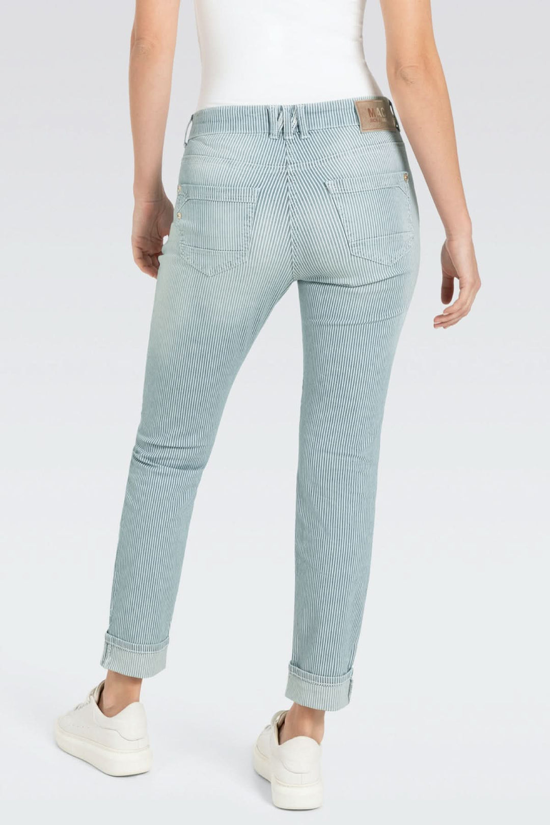 Jeans rayé Rich Slim en denim léger, ajusté avec une taille normale et 5 poches, vue arrière avec ourlet roulé.