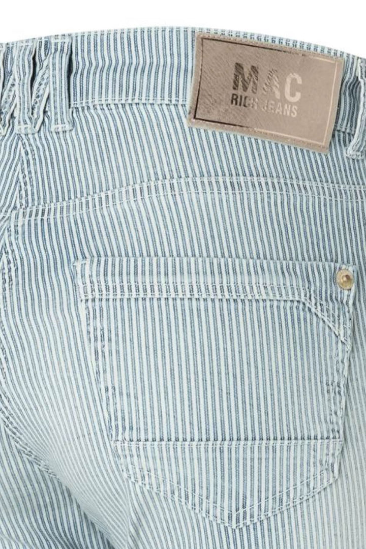 Détail des jeans rayés Rich Slim de MAC, montrant la taille et une poche arrière.