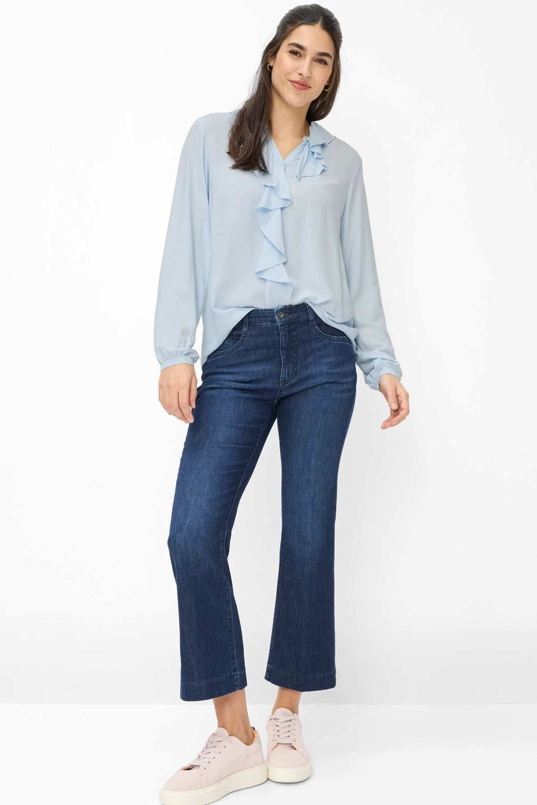 Jeans ultraléger MARY S. en coupe évasée décontractée pour une silhouette élancée et féminine avec chemisier bleu clair.