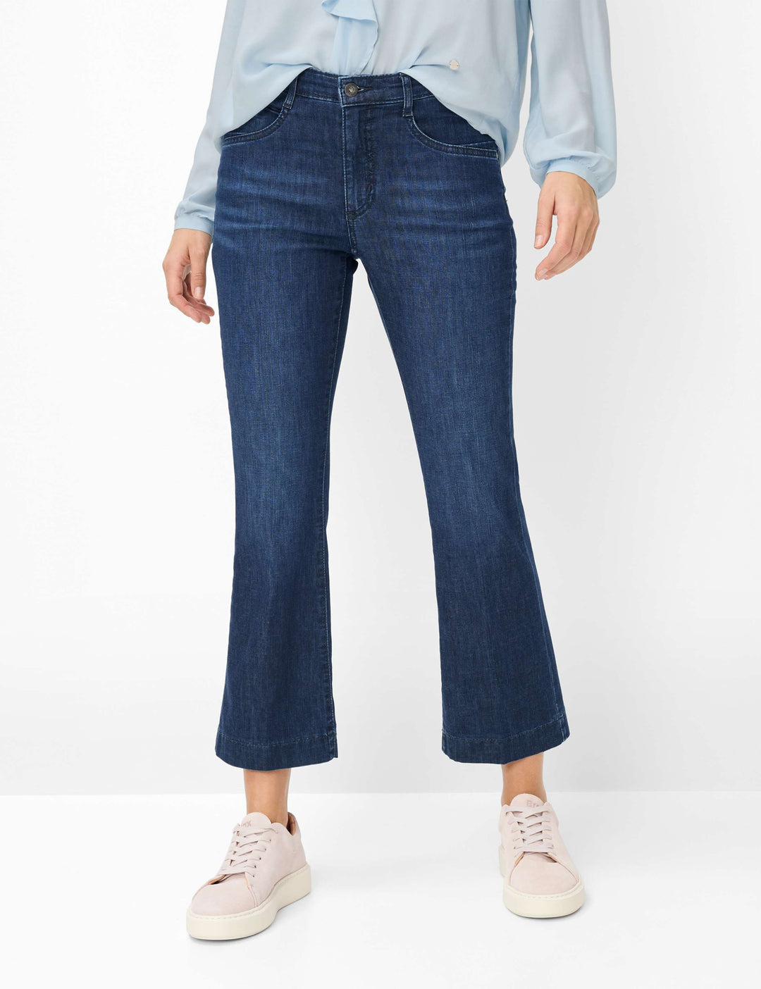 Jeans ultraléger MARY S. avec coupe évasée en denim pour un look contemporain et confortable. Décris moi le produit en français.