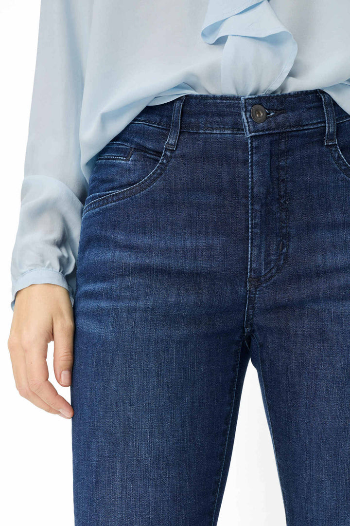 Jeans ultraléger MARY S. en denim bleu, coupe évasée pour une silhouette élancée et féminine. Confort optimal grâce au tissu léger.