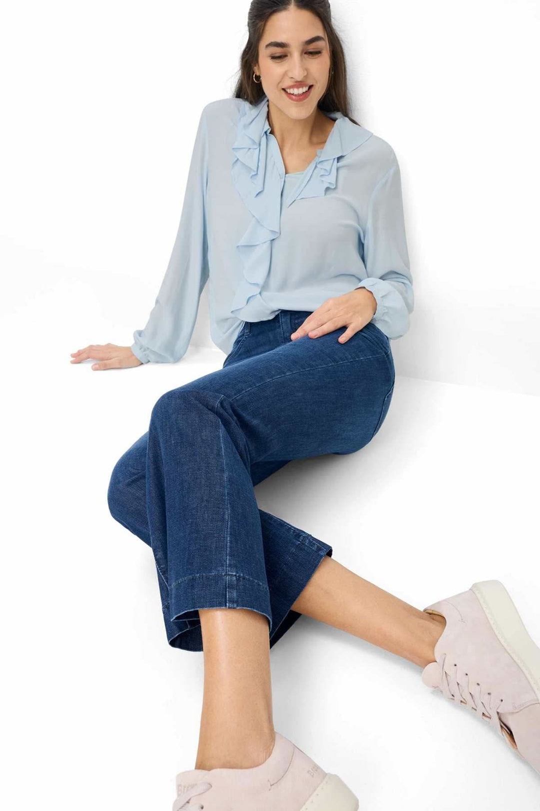 Jeans ultraléger MARY S. coupe évasée sur mannequin, style moderne et féminin, denim confort ajusté aux hanches, évasé aux genoux.