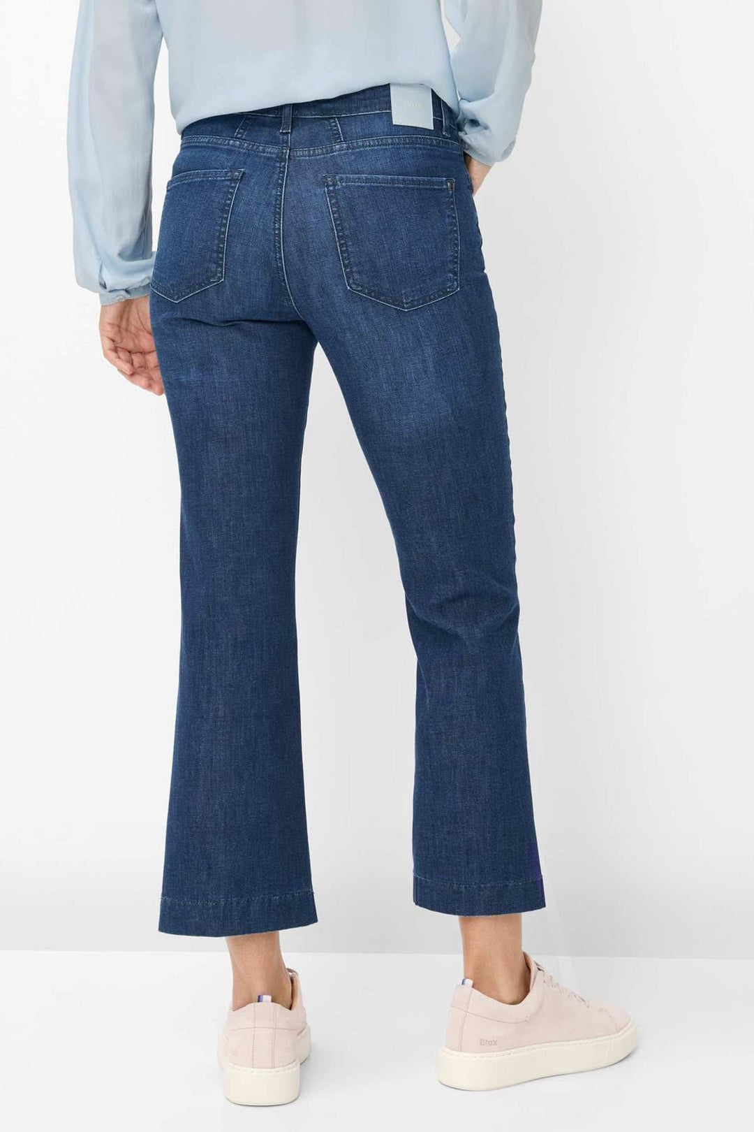 Vue arrière du Jeans ultraléger MARY S. coupe évasée, montrant une silhouette féminine et élancée en denim bleu.