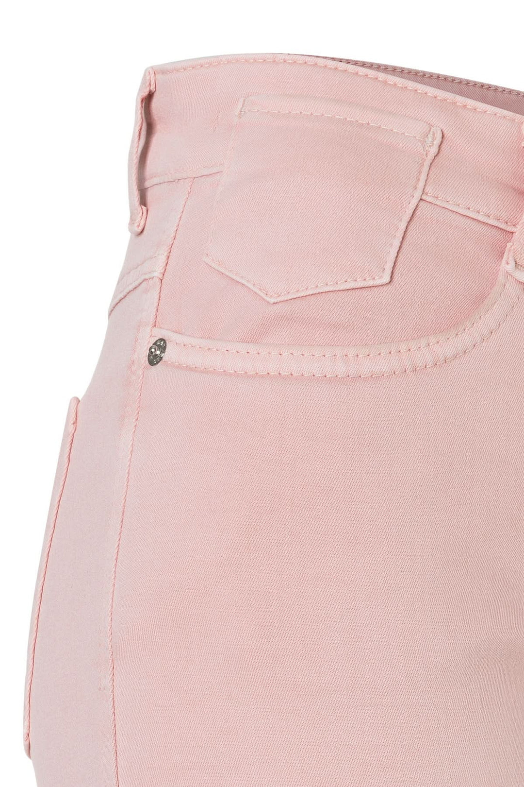 Détail du Jean évasé Laura en tissu souple et extensible de couleur rose, coupe ajustée aux hanches pour un confort optimal.