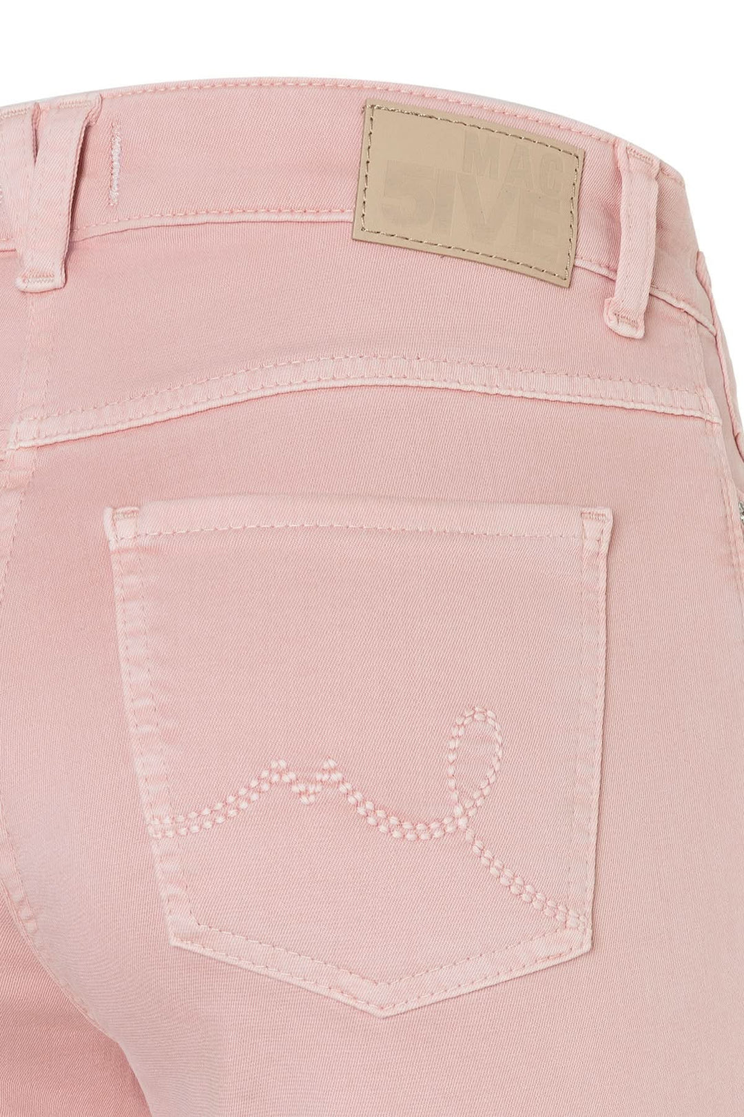 Vue arrière du Jeans évasé Laura en toile rose avec poche décorative et étiquette en cuir, offrant confort et élégance.