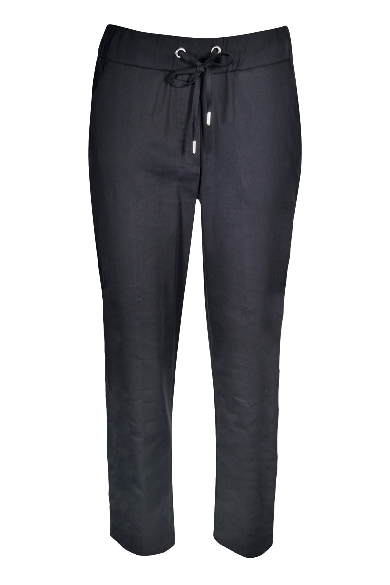 Jogging ajusté noir avec taille élastique et cordon d'ajustement, coupe droite pour un look moderne et confortable.