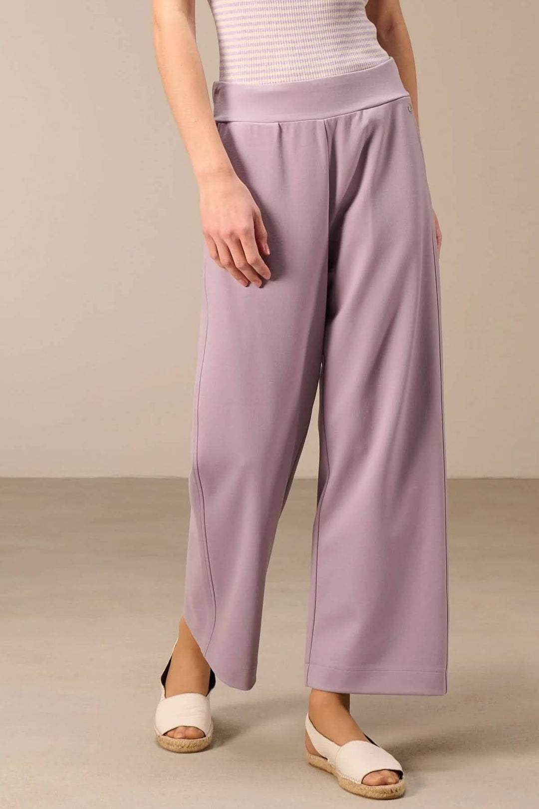 Jogging en jersey à jambe large et taille haute pour un style casual chic, alliant confort et élégance moderne.